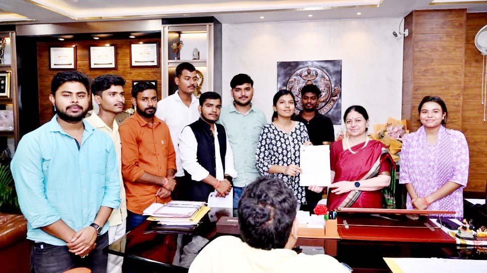 पोर्टल खुलवाने को लेकर एबीवीपी लखनऊ विश्वविद्यालय इकाई ने सौंपा कुलपति को ज्ञापन