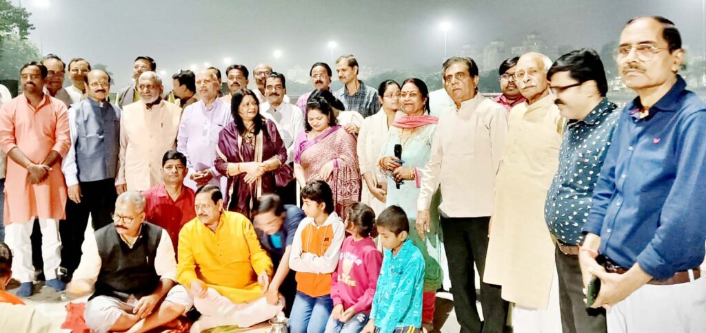 राष्ट्रीय सनातन संघ ने उत्साह और श्रद्धा से मनाया देव दीपावली पर्व, गोमती तट पर 500 दीपों का हुआ प्रज्ज्वलन